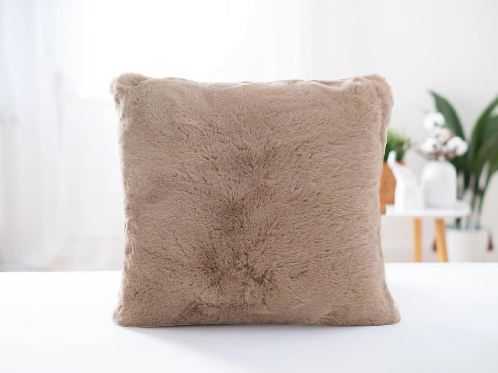 Obliečka z umelej kožušiny 45 × 45 cm – béžová