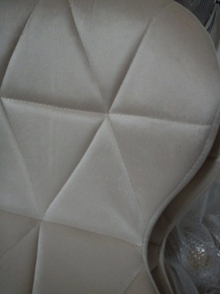 AKCIA Jedálenská stolička MANGO VELVET s čiernymi nohami, svetlo béžová II. akosť
