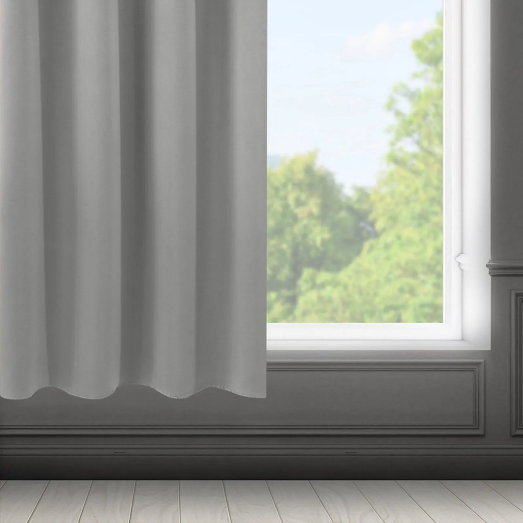 KRÁTKY ZATEMŇOVACÍ ZÁVES NA KRÚŽKOCH LOGAN 140X175 CM STRIEBORNÁ