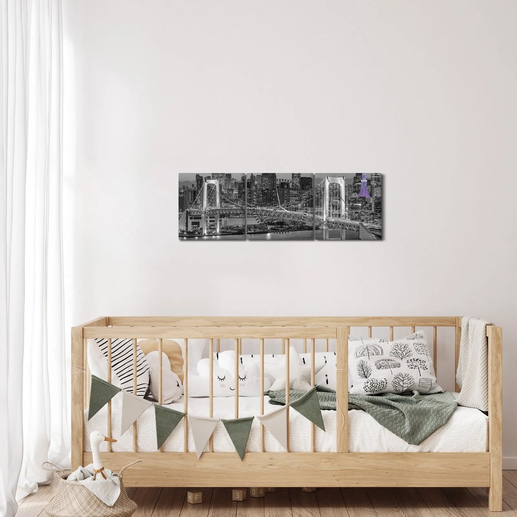 Obraz - Veľkomesto s fialovou vežou (s hodinami) (90x30 cm)