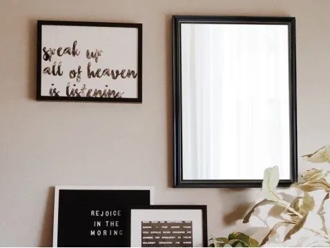 Nástenné zrkadlo Nadine 34x45 cm, čierno-zlaté, perlový dekor%