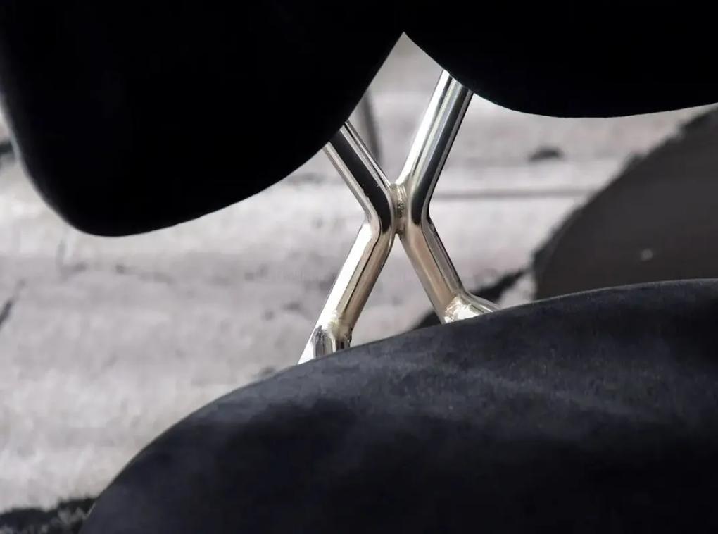 Dizajnová jedálenská stolička FLYN čierna + strieborné nohy