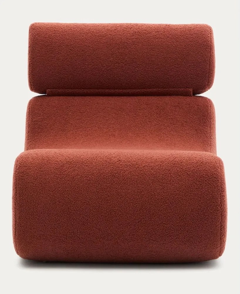 Kreslo v terakotovej farbe z textílie buklé Club – Kave Home