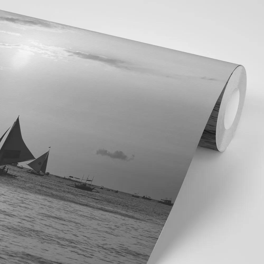Samolepiaca fototapeta západ slnka na mori v čiernobielom prevedení - 150x100