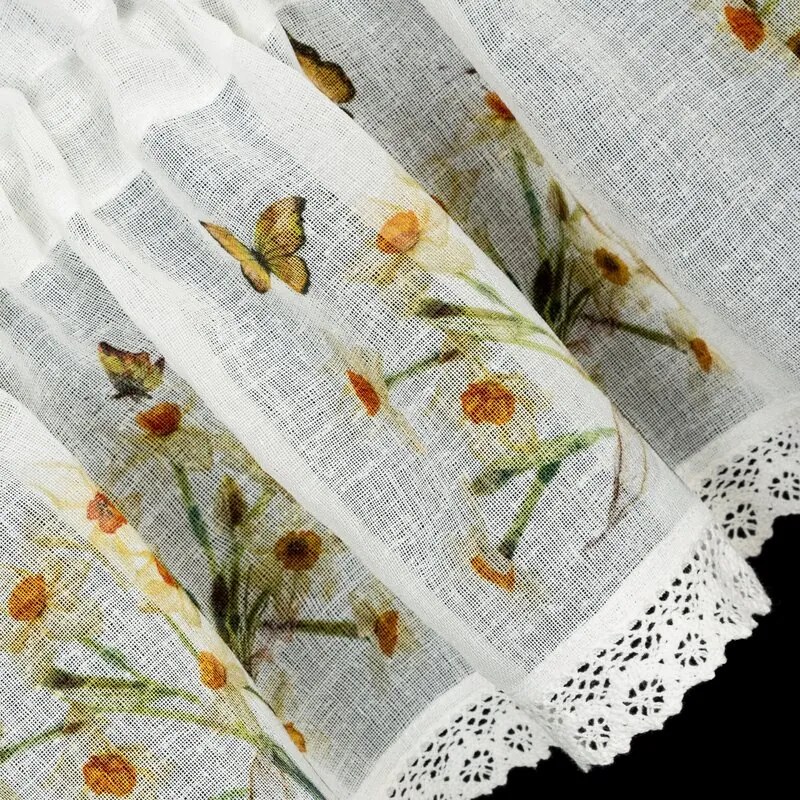 Dekorstudio Kuchynská záclonka FLORA zdobená kvetinovou potlačou a čipkou 150 x 30 cm