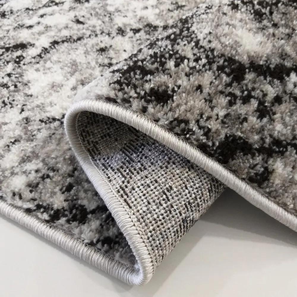 Štýlový hnedý koberec s motívom pripomínajúcom mramor