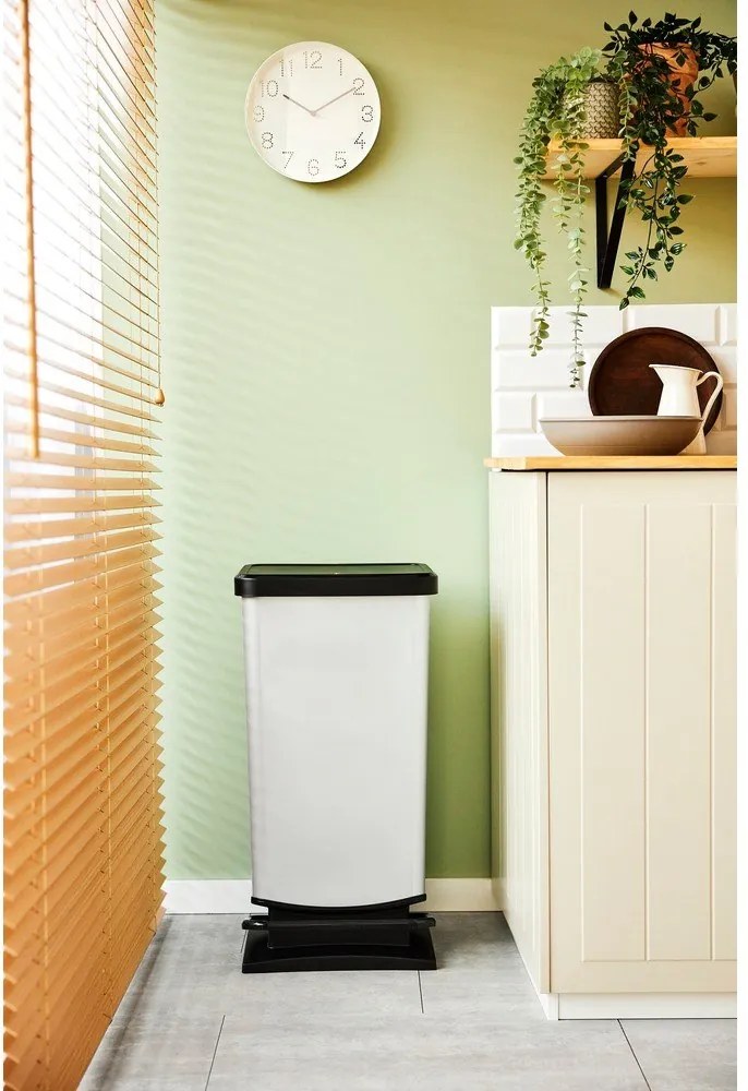 Pedálový plastový odpadkový kôš v striebornej farbe 40 l Paso – Rotho