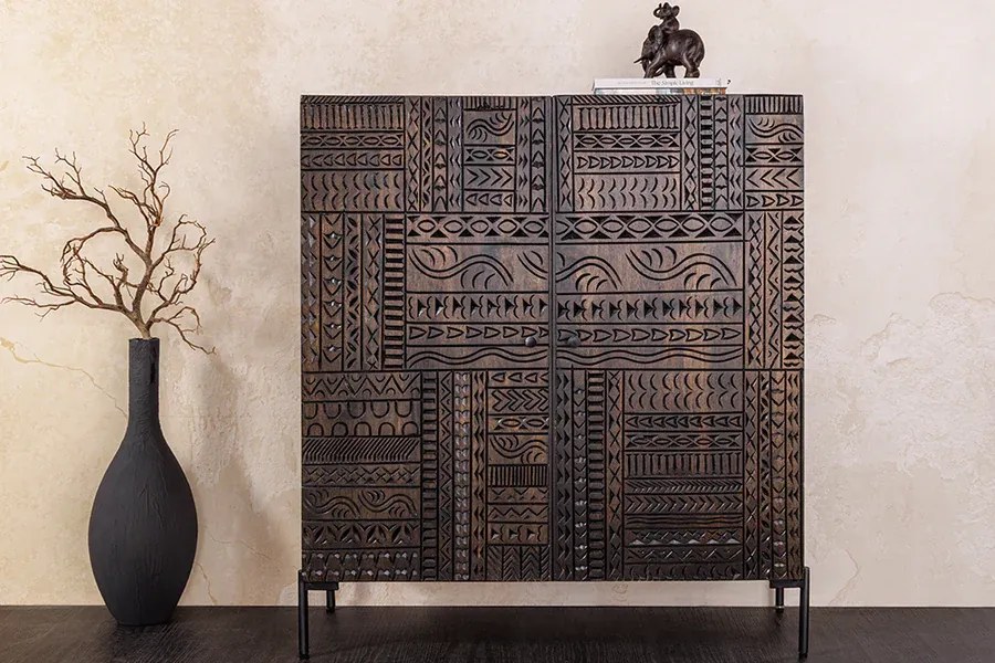 Vysoká komoda TRIBAL 120cm 3D antický vzhľad mangové drevo tmavohnedá