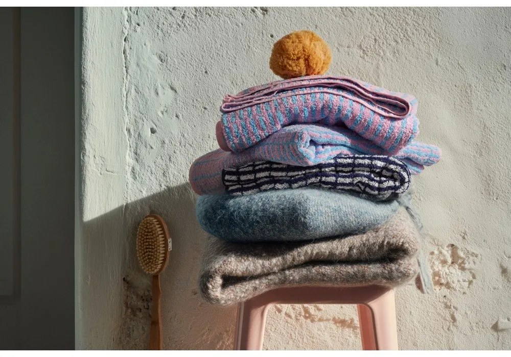 Biely/modrý froté uterák s prímesou bambusu 50x100 cm Nuance – JUNA