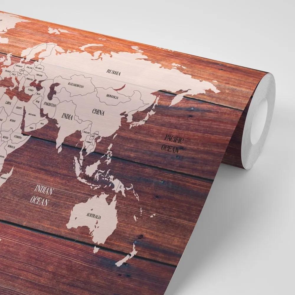 Samolepiaca tapeta decentná mapa s dreveným pozadím - 150x100