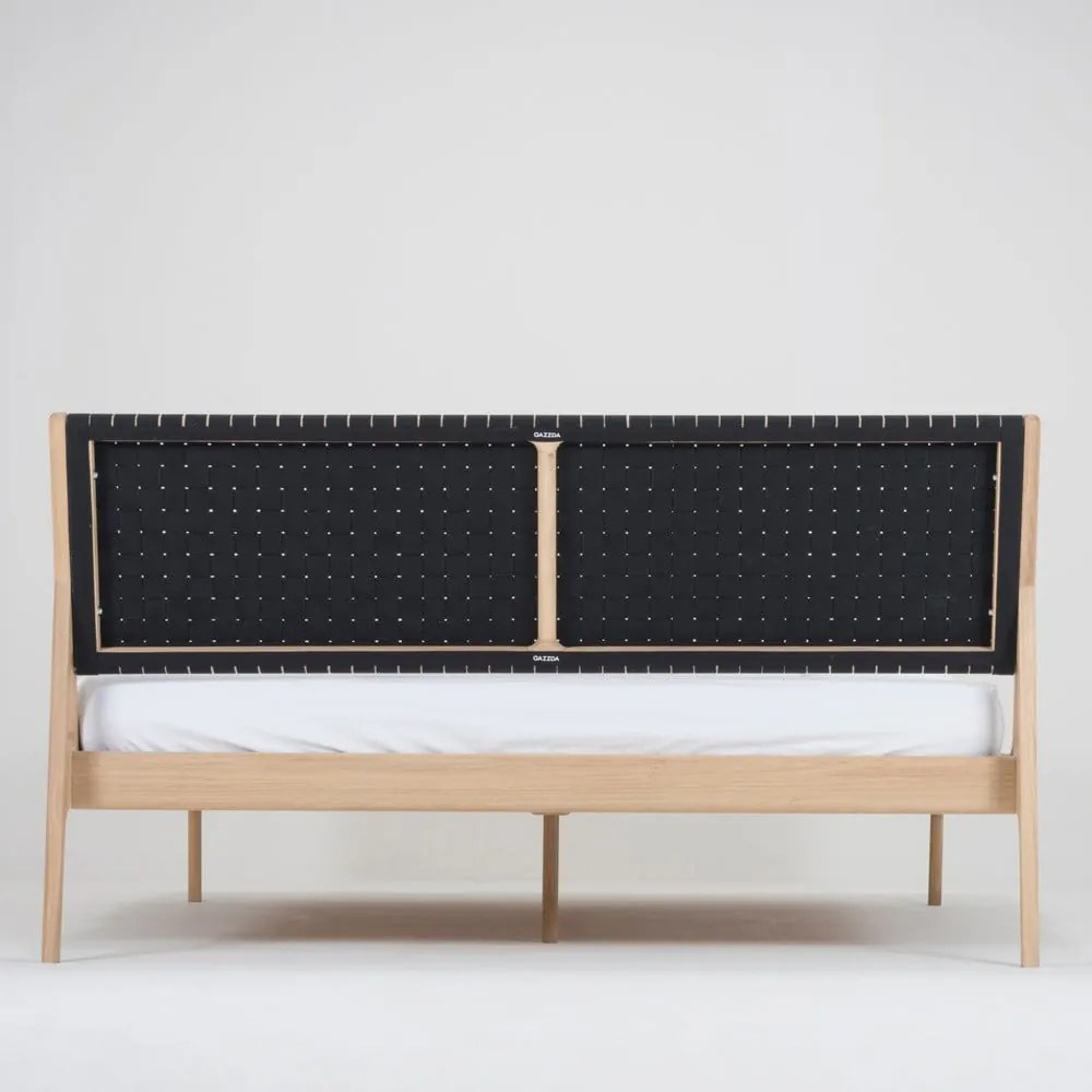 Posteľ z masívneho dubového dreva s čiernym čelom Gazzda Fawn, 180 x 200 cm