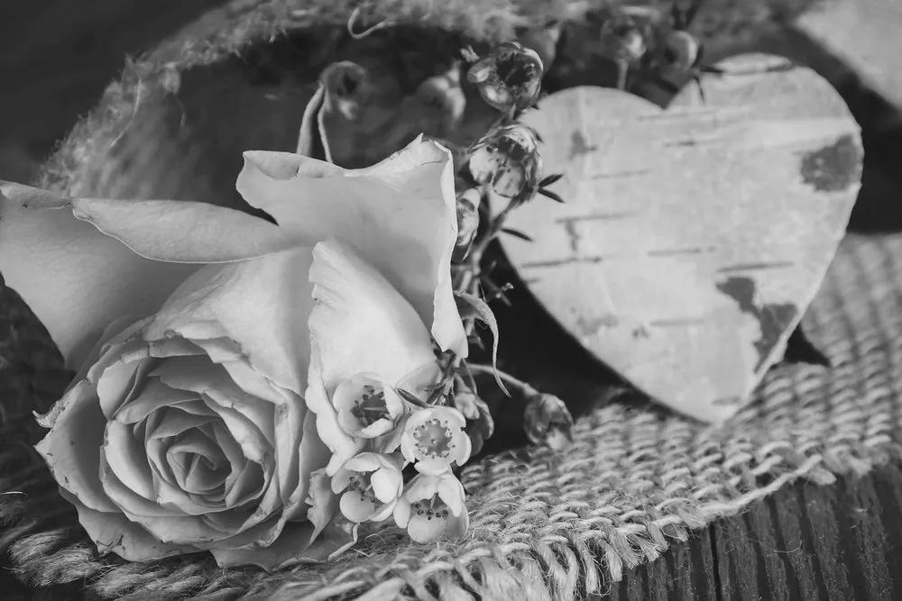 Obraz ruža a srdiečko v jute v čiernobielom prevedení