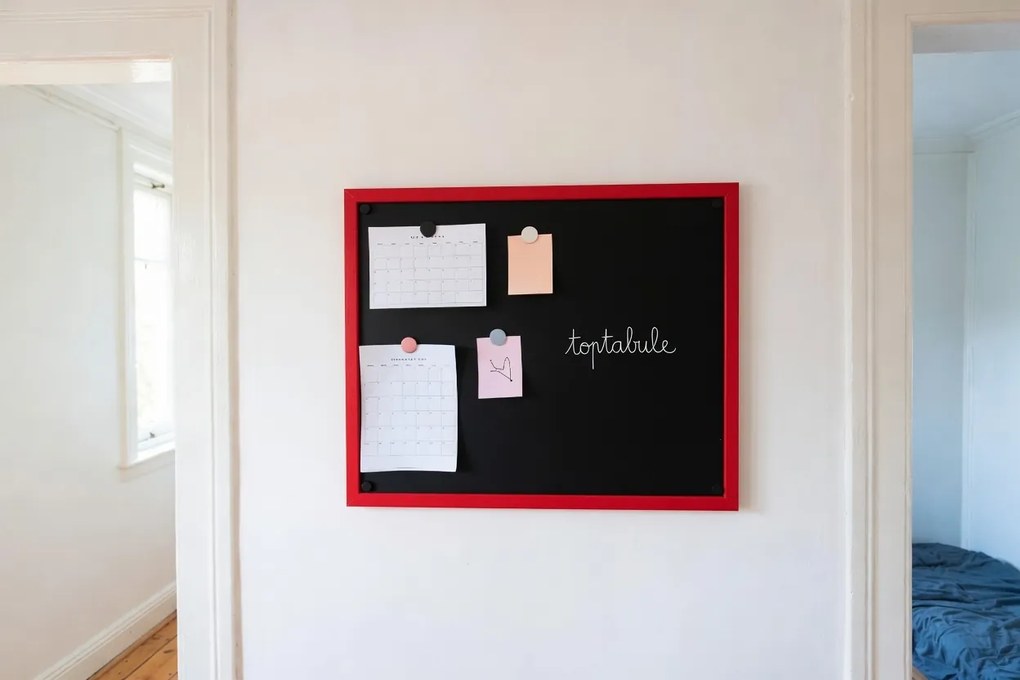 Toptabule.sk  Čierna magnetická popisná tabuľa v červenom drevenom ráme COLOR 100x40 cm