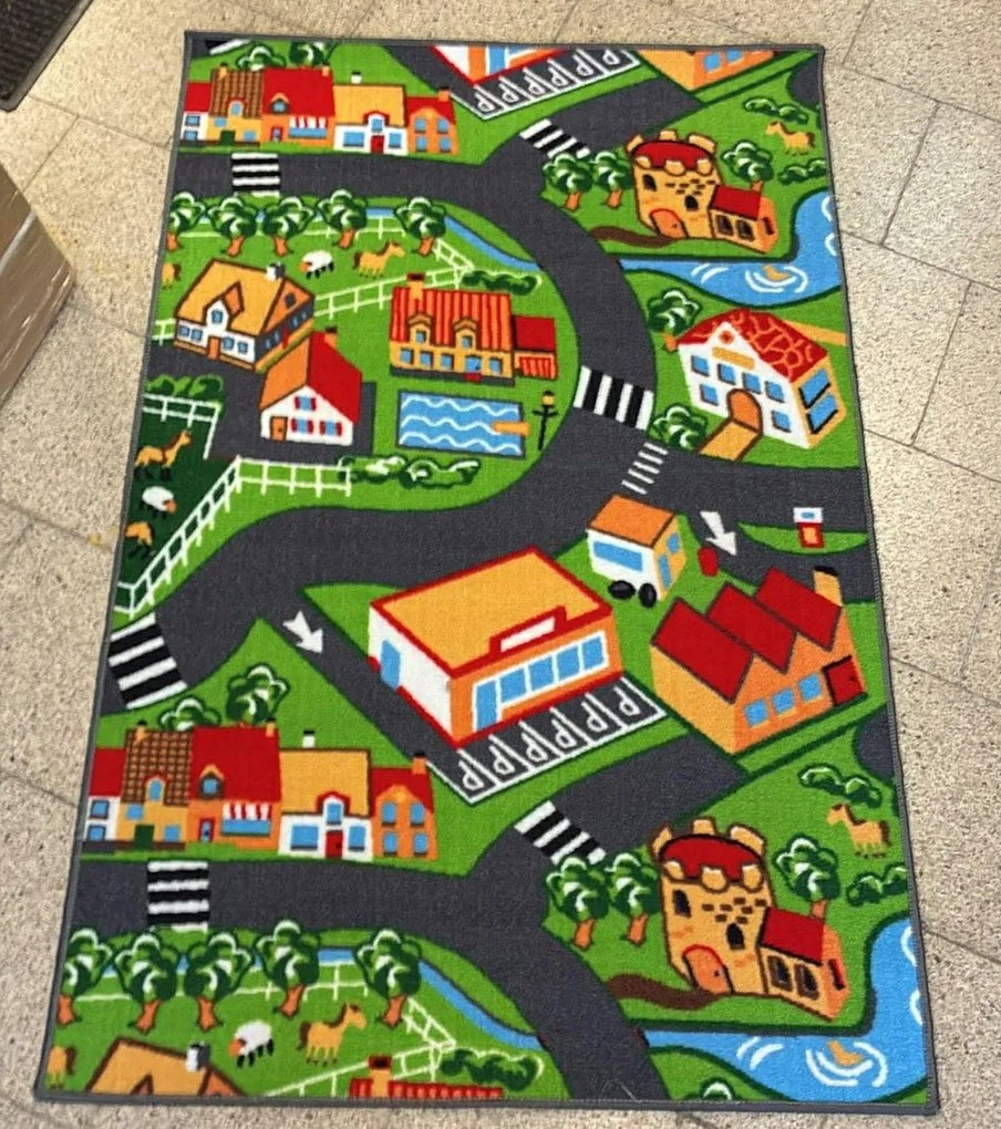 Detský koberec dedinkou