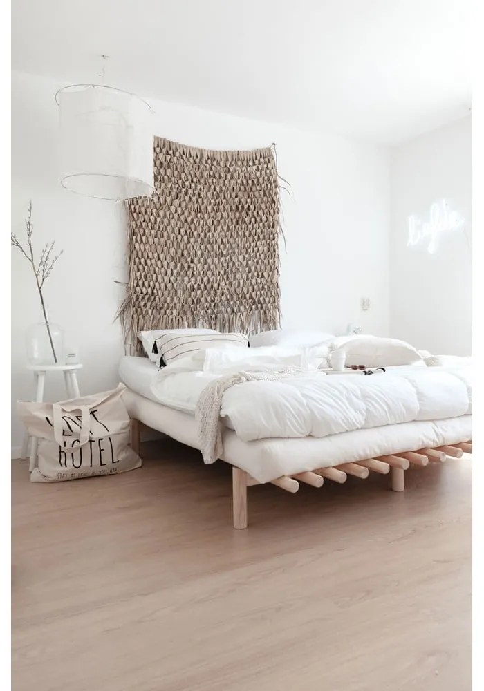 Dvojlôžková posteľ z borovicového dreva s roštom 140x200 cm Pace – Karup Design