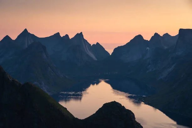 Umelecká fotografie Beautiful midnight sun in Lofoten island, Punnawit Suwuttananun, (40 x 26.7 cm)