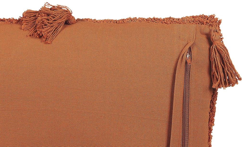 Všívaný dekoratívny vankúš so strapcami 45 x 45 cm oranžový AVIUM Beliani