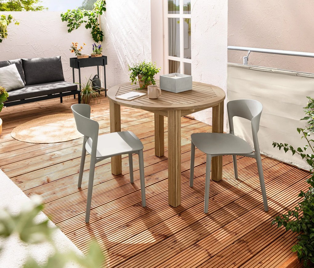 2 plastové stoličky