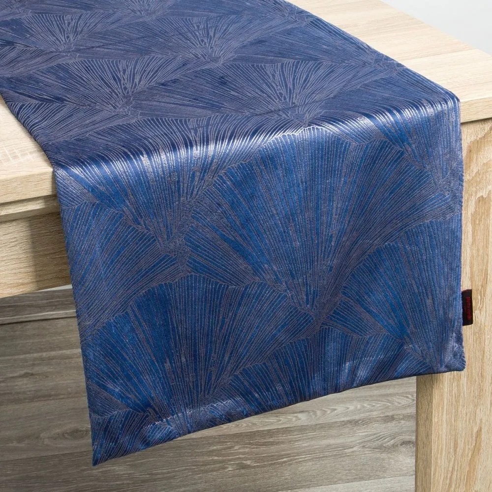Elegantný zamatový stredový obrus v modrej farbe s krásnym vzorom 40x140