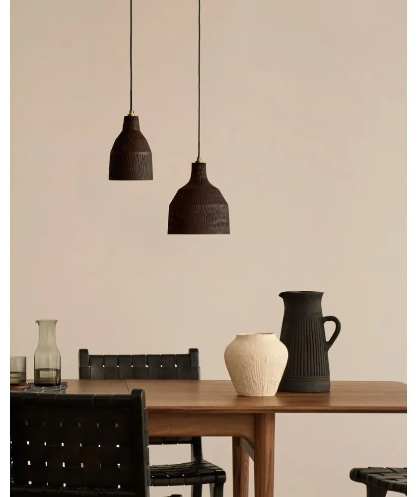 Čierne závesné svietidlo s dreveným tienidlom ø 15 cm Amire – Kave Home