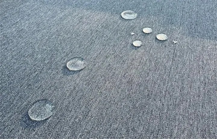 Elegantná ratanová záhradná sedacia súprava so stolom