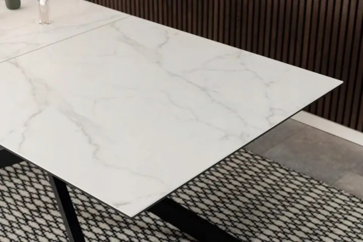 Jedálenský rozkladací stôl Irwine 200/240 cm biely mramor/čierny