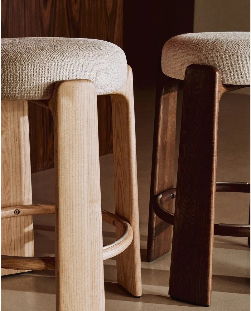 Béžová/v svetlo prírodnej farbe barová stolička z jaseňového dreva (výška sedadla 65 cm) Granite – Kave Home