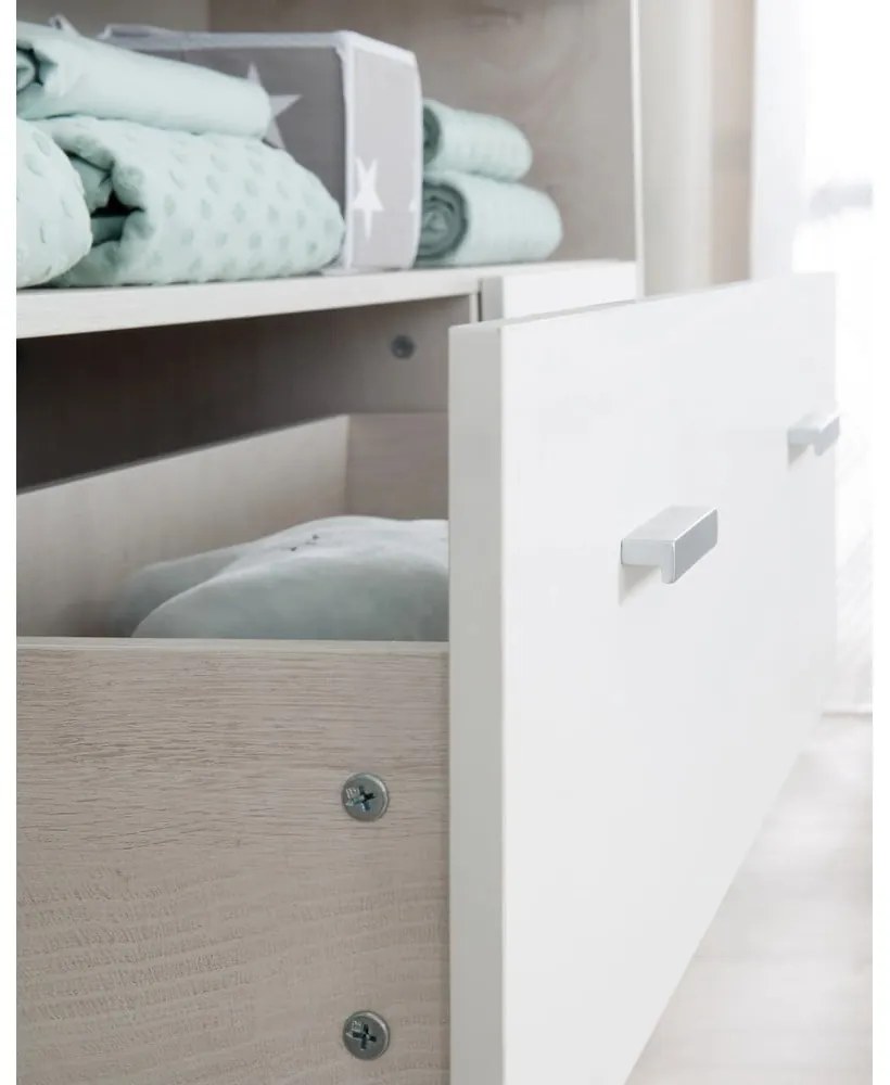 Biela nízka detská komoda v dekore duba s prebaľovacím pultom 117x98 cm Julia – Roba