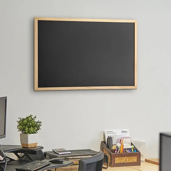 Toptabule.sk MTDR6040C Čierna magnetická tabuľa v prírodnom drevenom ráme 60x40cm /