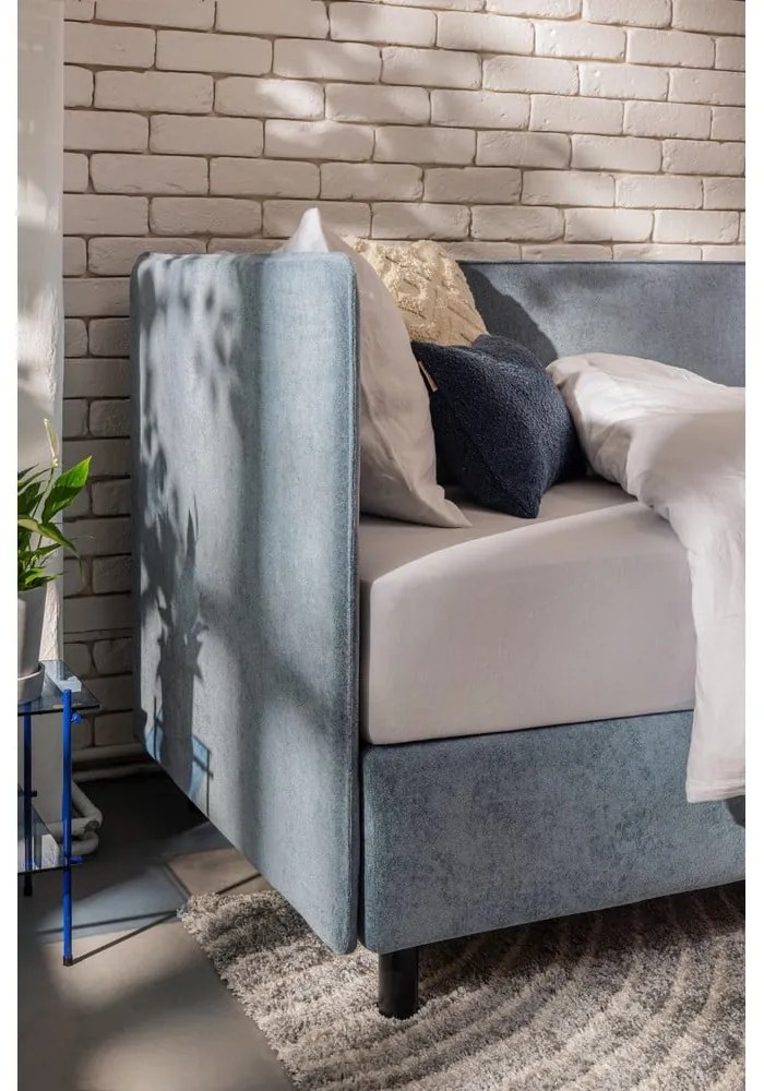 Modrá čalúnená jednolôžková posteľ s úložným priestorom s matracom 90x200 cm Avela – Bonami Selection