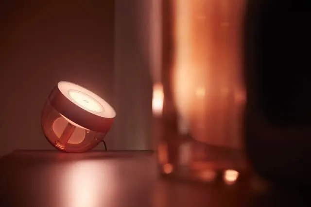 PHILIPS HUE Stolová múdra LED lampa HUE IRIS s funkciou RGB, 8,1 W, teplá biela-studená biela, medená