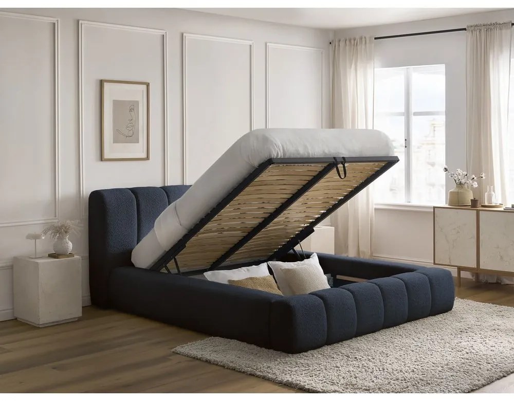 Tmavomodrá čalúnená dvojlôžková posteľ s úložným priestorom s roštom 140x190 cm Denali – Bobochic Paris