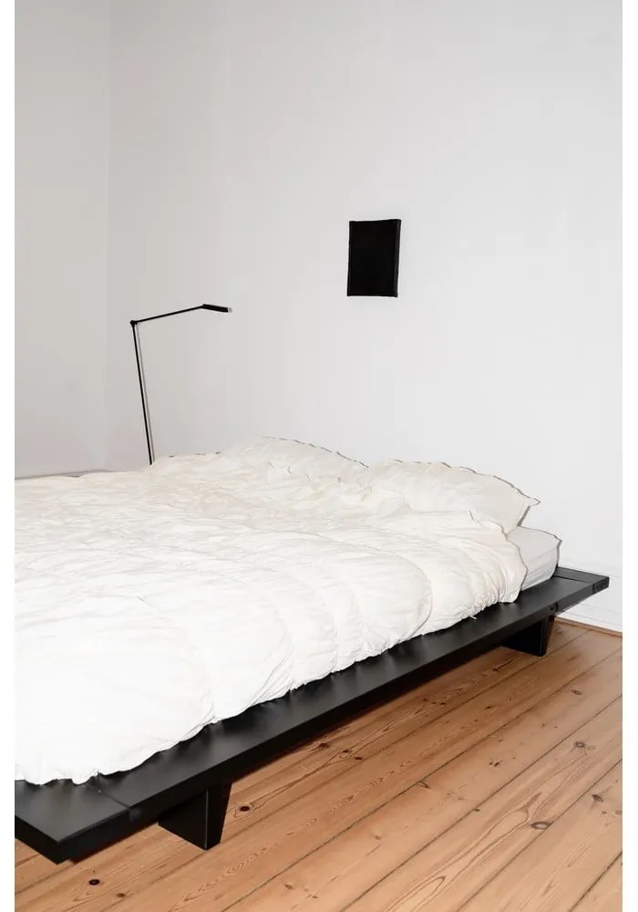 Čierna dvojlôžková posteľ z borovicového dreva s roštom 160x200 cm Japan - Karup Design