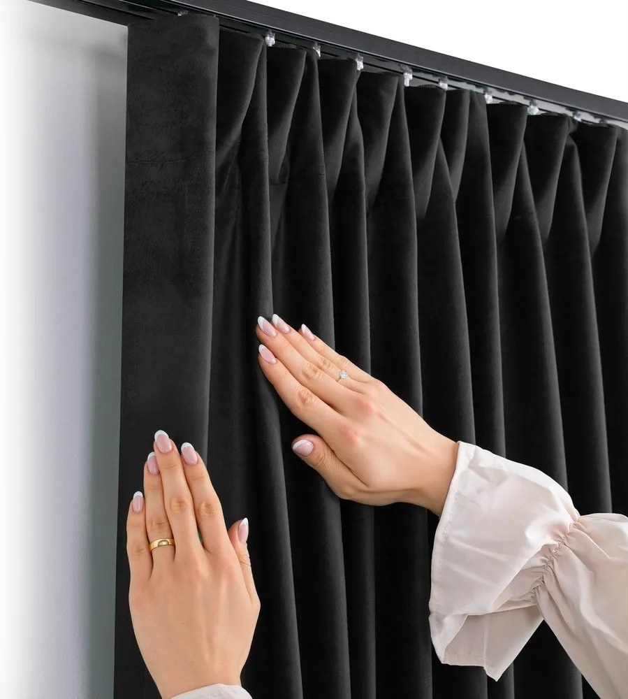 Čierny zamatový dimout záves 400x250 cm Velto – Filumi