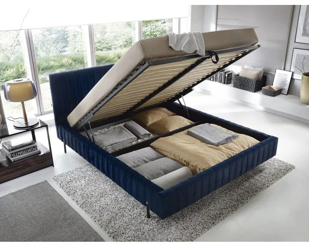 Tmavomodrá čalúnená dvojlôžková posteľ s úložným priestorom s roštom 160x200 cm Plissa – ELTAP