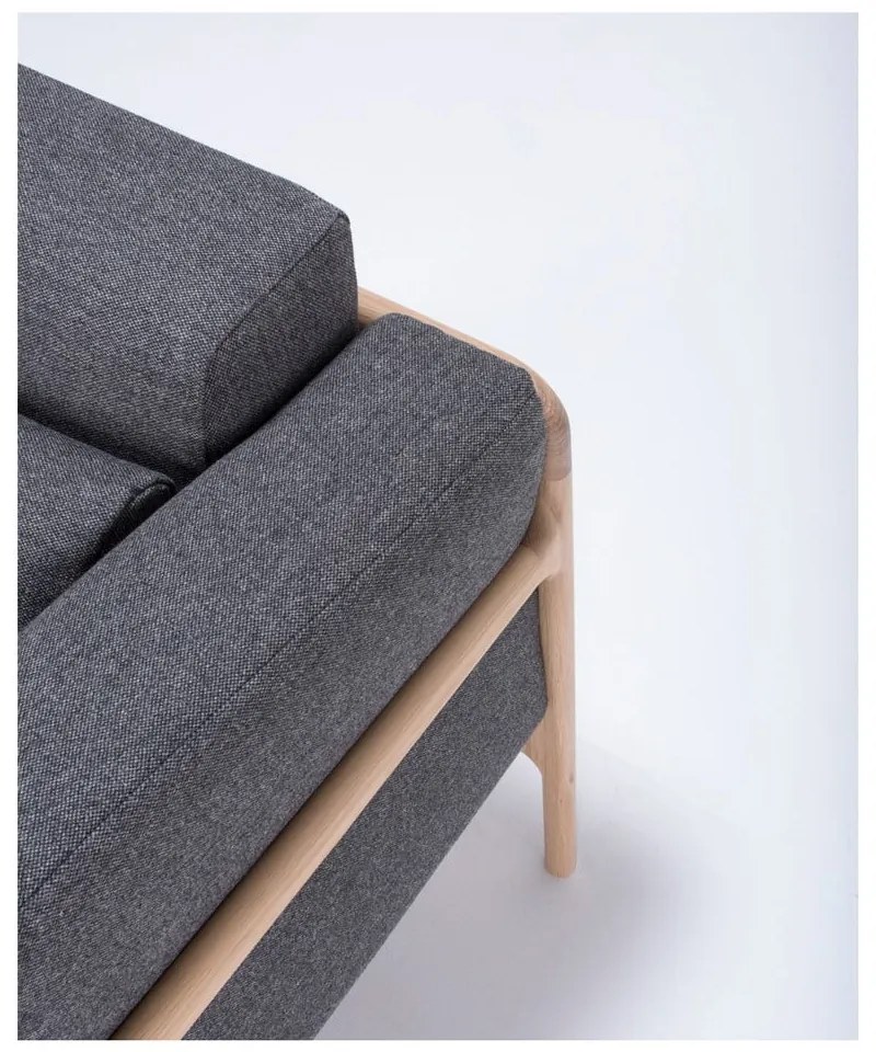 Kreslo s konštrukciou z dubového dreva s tmavosivým textilným sedadlom Gazzda Fawn