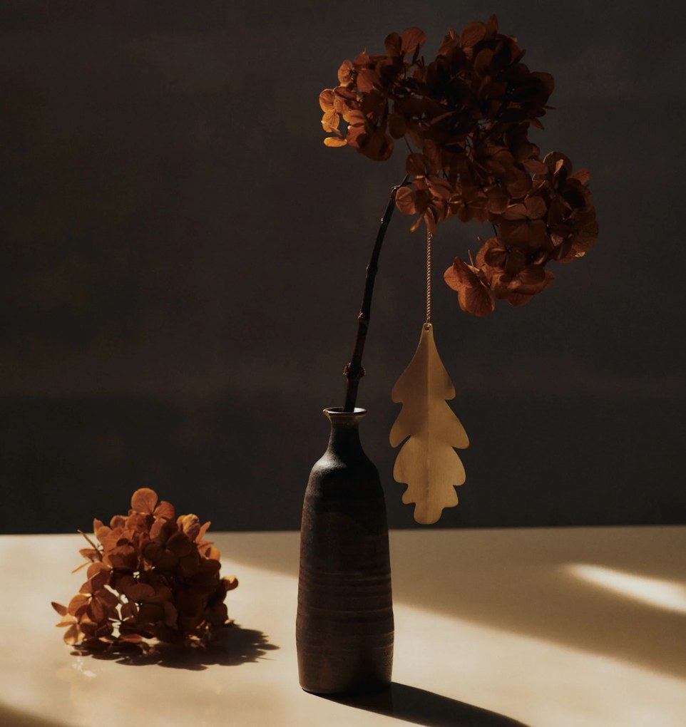 Ferm Living Závesná dekorácia Oak Leaf Brass – set 4 ks