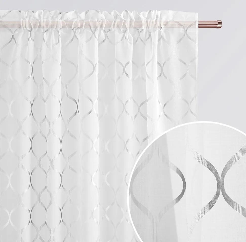 Elegantná biela záclona so strieborným vzorom na riasiacu pásku 140 x 250 cm