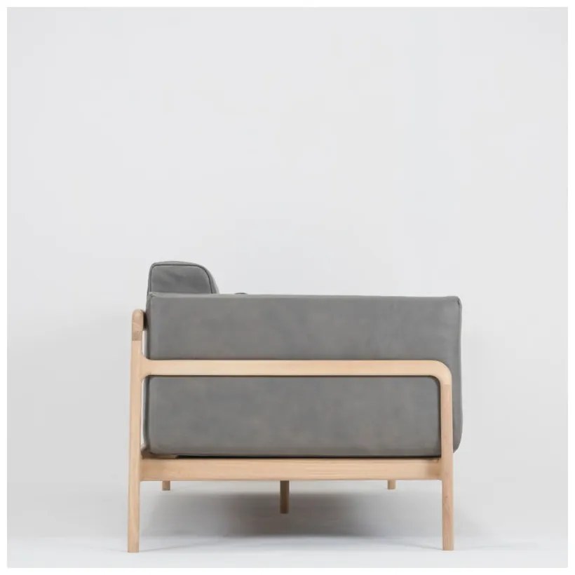 Tmavosivá pohovka z byvolej s konštrukciou z masívneho dubového dreva Gazzda Fawn, 240 cm