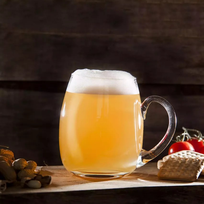 Ručne fúkaný okrúhly polliter na pivo s gravírovaním Chmeľ 500 ml 1KS