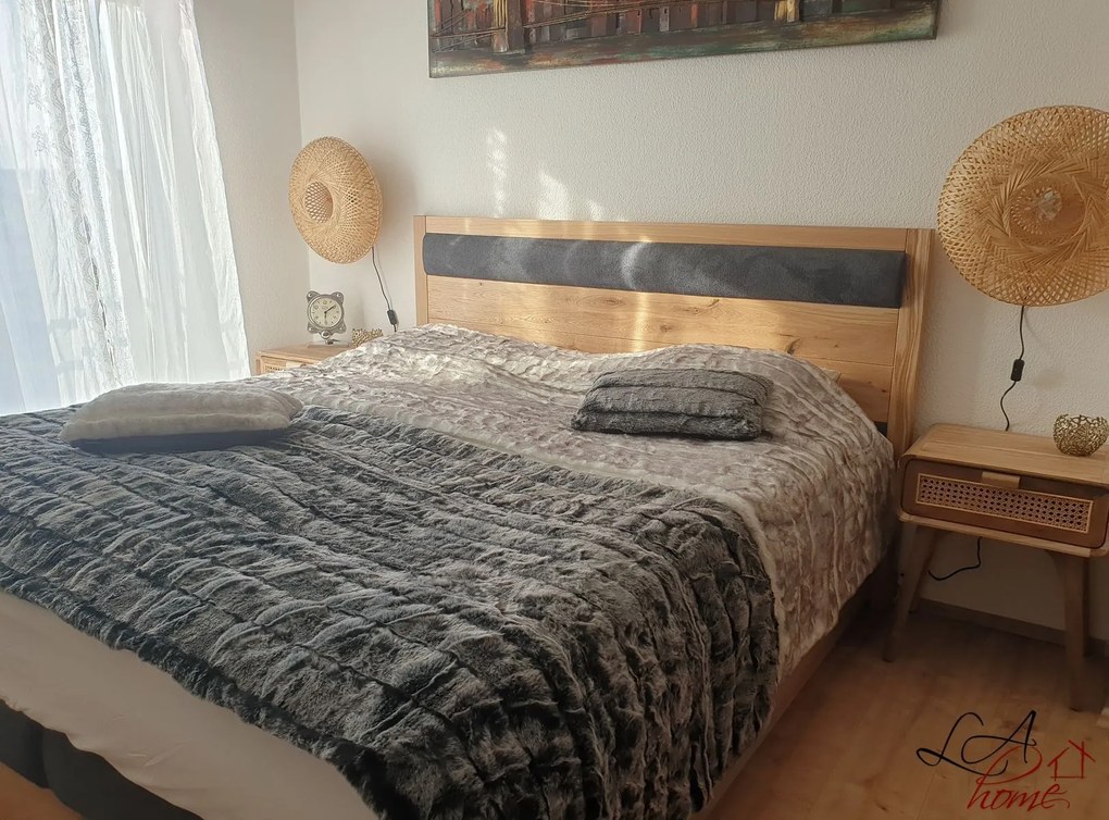 Šedý chlpatý vankúš Tiara s bielymi pruhmi - 30 * 50 * 15cm