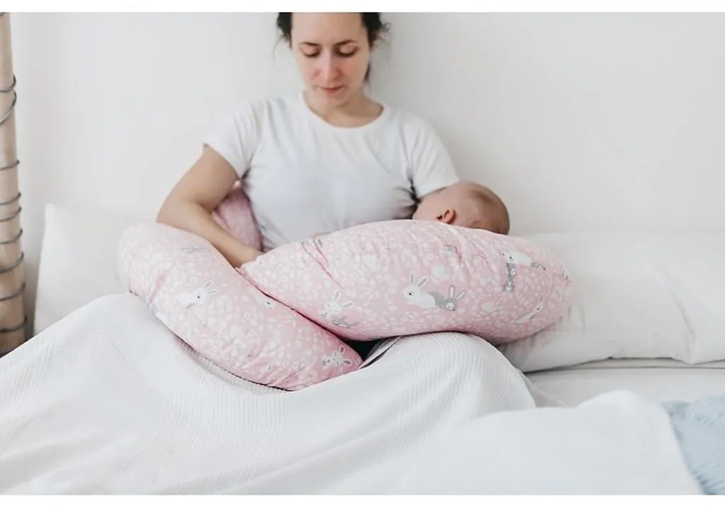 Univerzálny dojčiaci vankúš v tvare C New Baby XL Kvety biely
