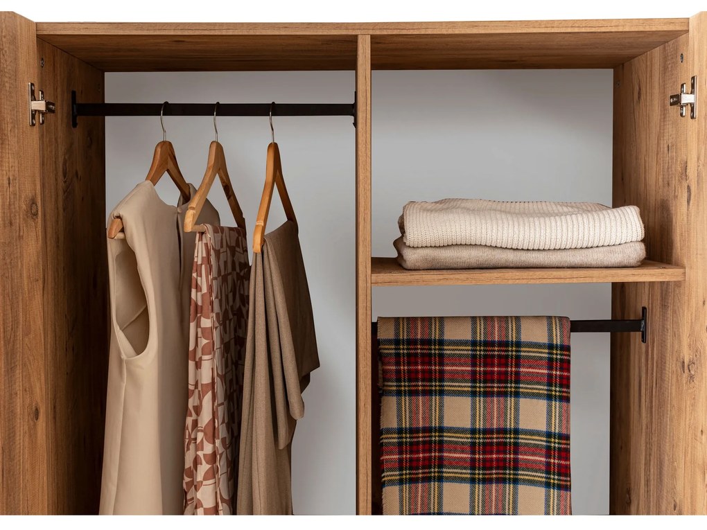 Šatníková uzavretá skriňa Dynamic 104 cm borovica Atlantic/čierna