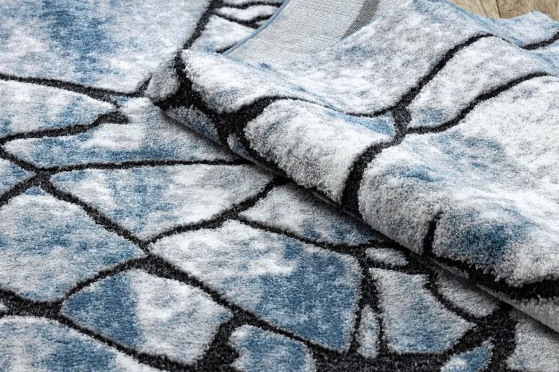 Moderný koberec COZY 8873  Cracks, prasknutý betón, modrý