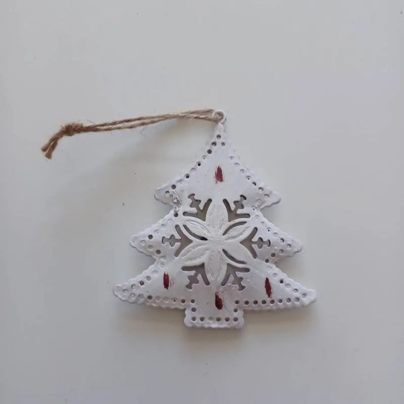 DECOLED Kovová vánoční závěsná ozdoba s patinou stromeček, vzorovaný