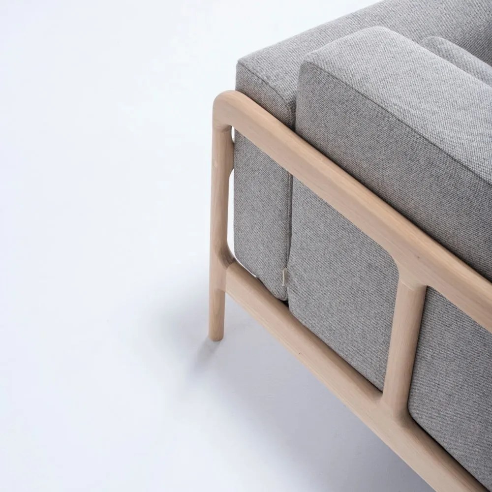 Kreslo s konštrukciou z dubového dreva so sivým textilným sedadlom Gazzda Fawn
