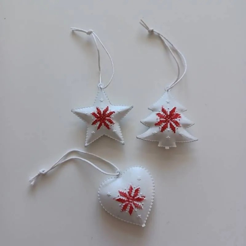 DECOLED Sada kovových vánočních závěsných ozdob s patinou, výrazná červená, stromeček, srdce, hvězda