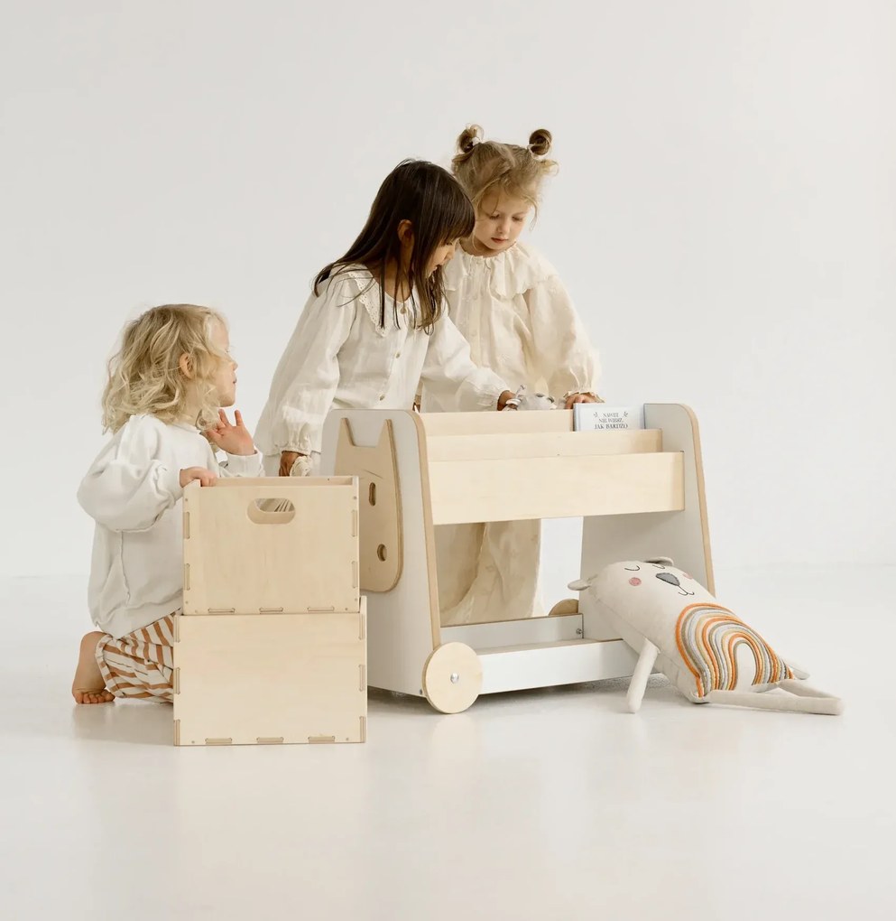 Drevená polica na kolieskach + 2 boxy na hračky