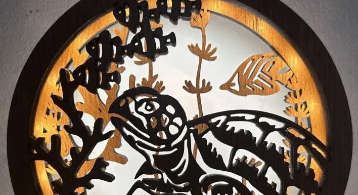 Drevená lampička na nočný stolík Korytnačka