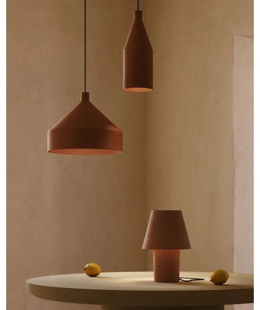 Stolová lampa v terakotovej farbe s kovovým tienidlom (výška 30 cm) Canapost – Kave Home